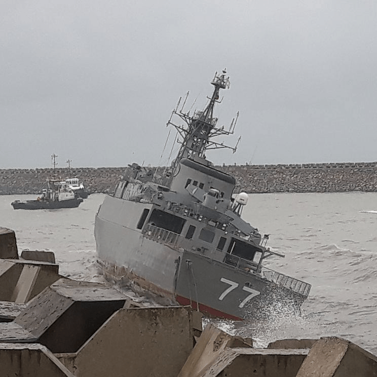 Iranian Navy destroyer hit the breakwater and damaged.