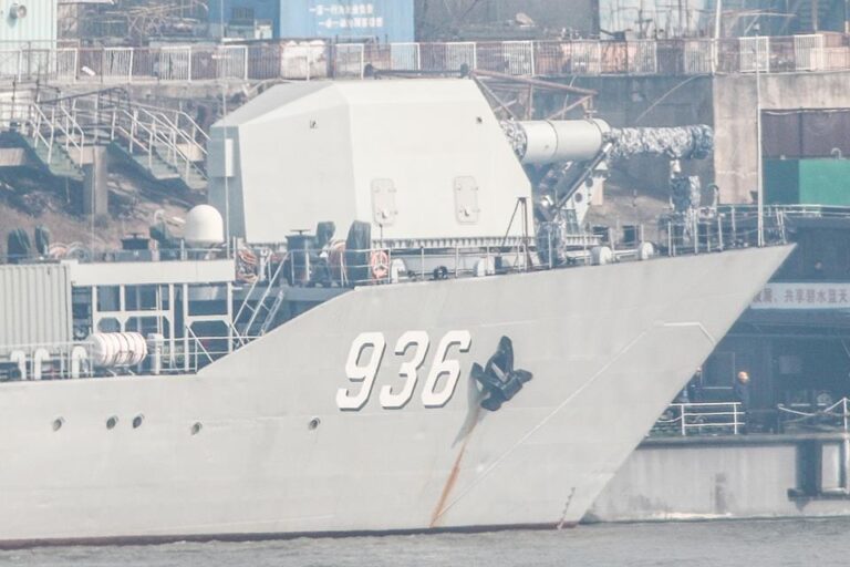 The Chinese navy plans to equip an electromagnetic railgun onto a destroyer