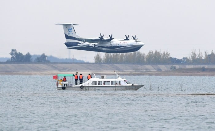 China-made large amphibious aircraft completes first water takeoff