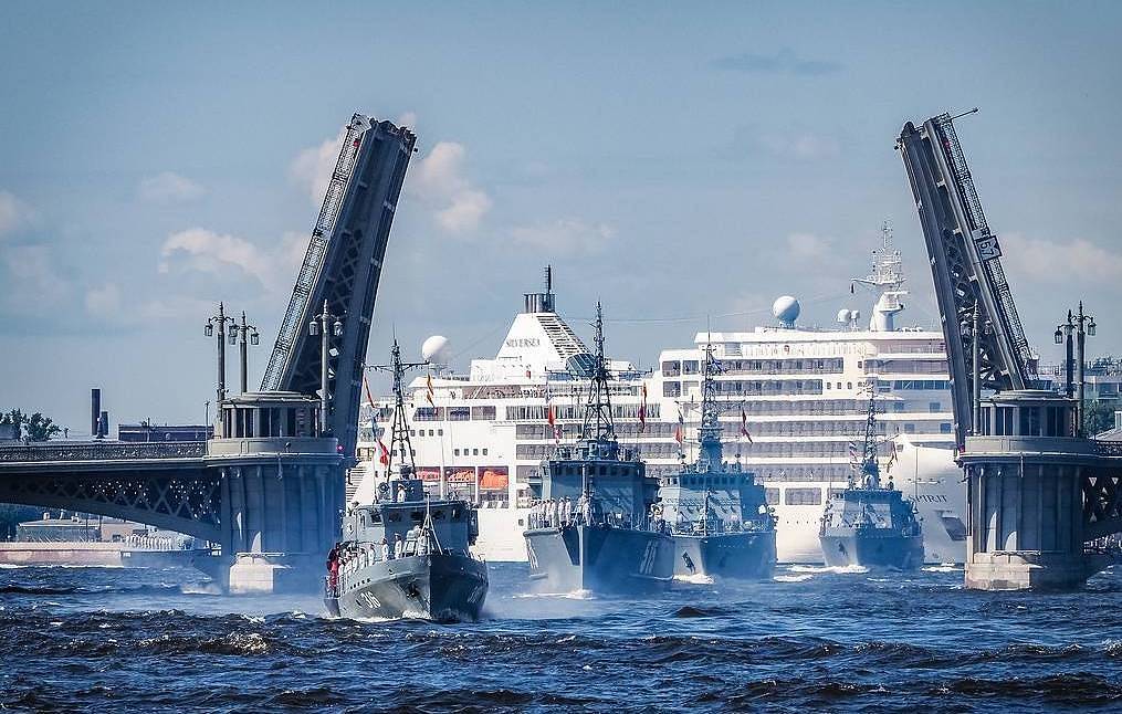 Топ флотов. Машины на корабле Владивосток. Трап на корабле. ОПК Владивосток фото.
