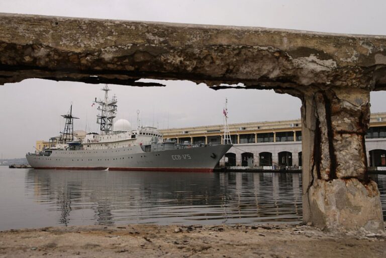 Russian intelligence ship Viktor Leonov arrives in Havana