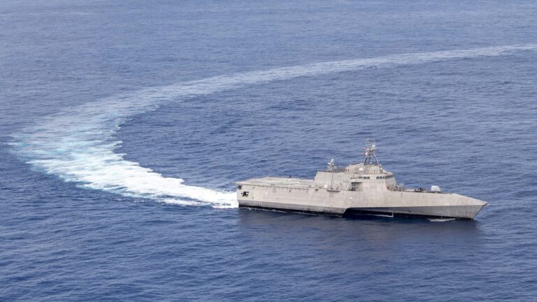 USS Charleston hosts German Defense Minister
