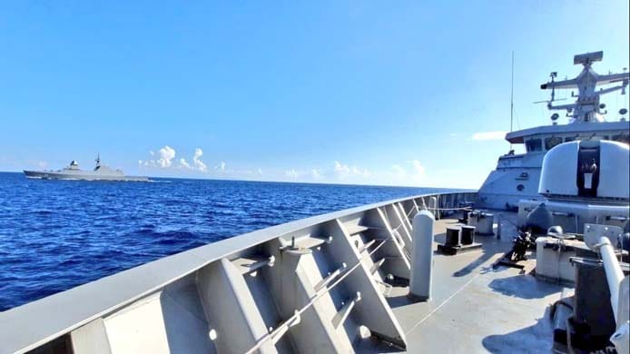 kri diponegoro-365  rss tenacious 71 during passex (image: indonesian navy)