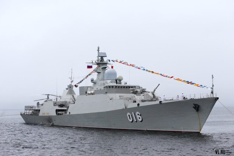 Vietnamese Naval Ships arrive in Vladivostok for Russian Navy Day