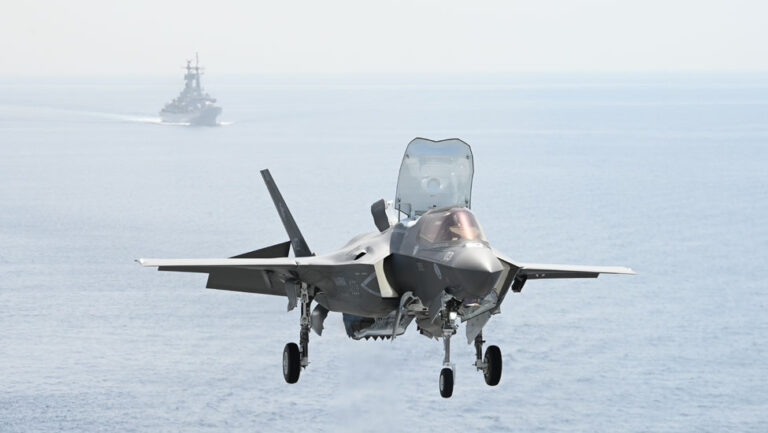 The first Italian F35B lands on the carrier Cavour.